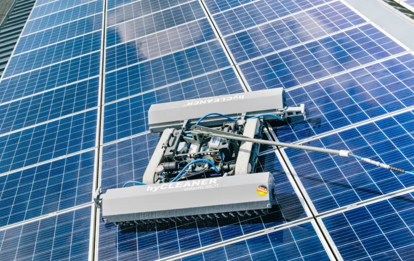 hyCleaner solar Robot auf Solarpanel