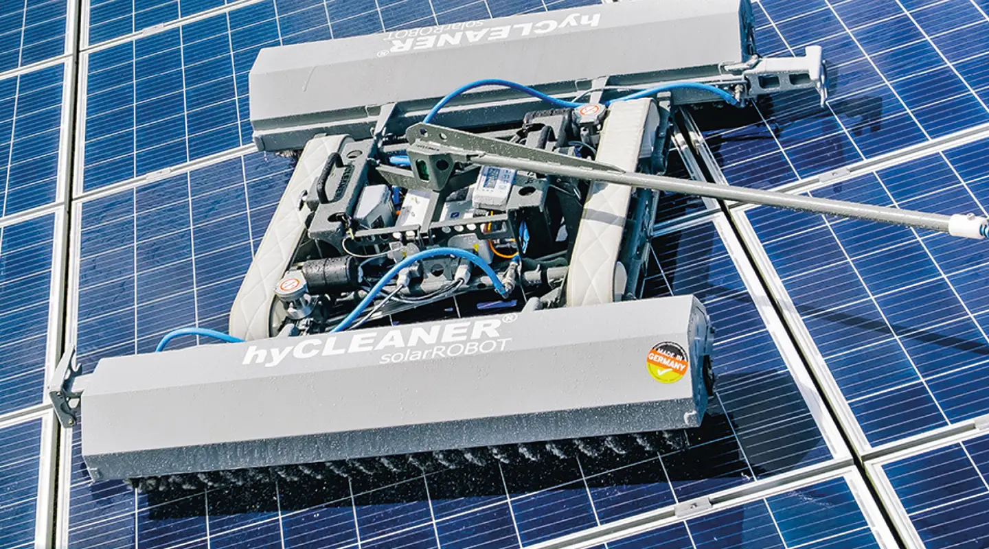 Robot solar hyCleaner sobre panel solar
