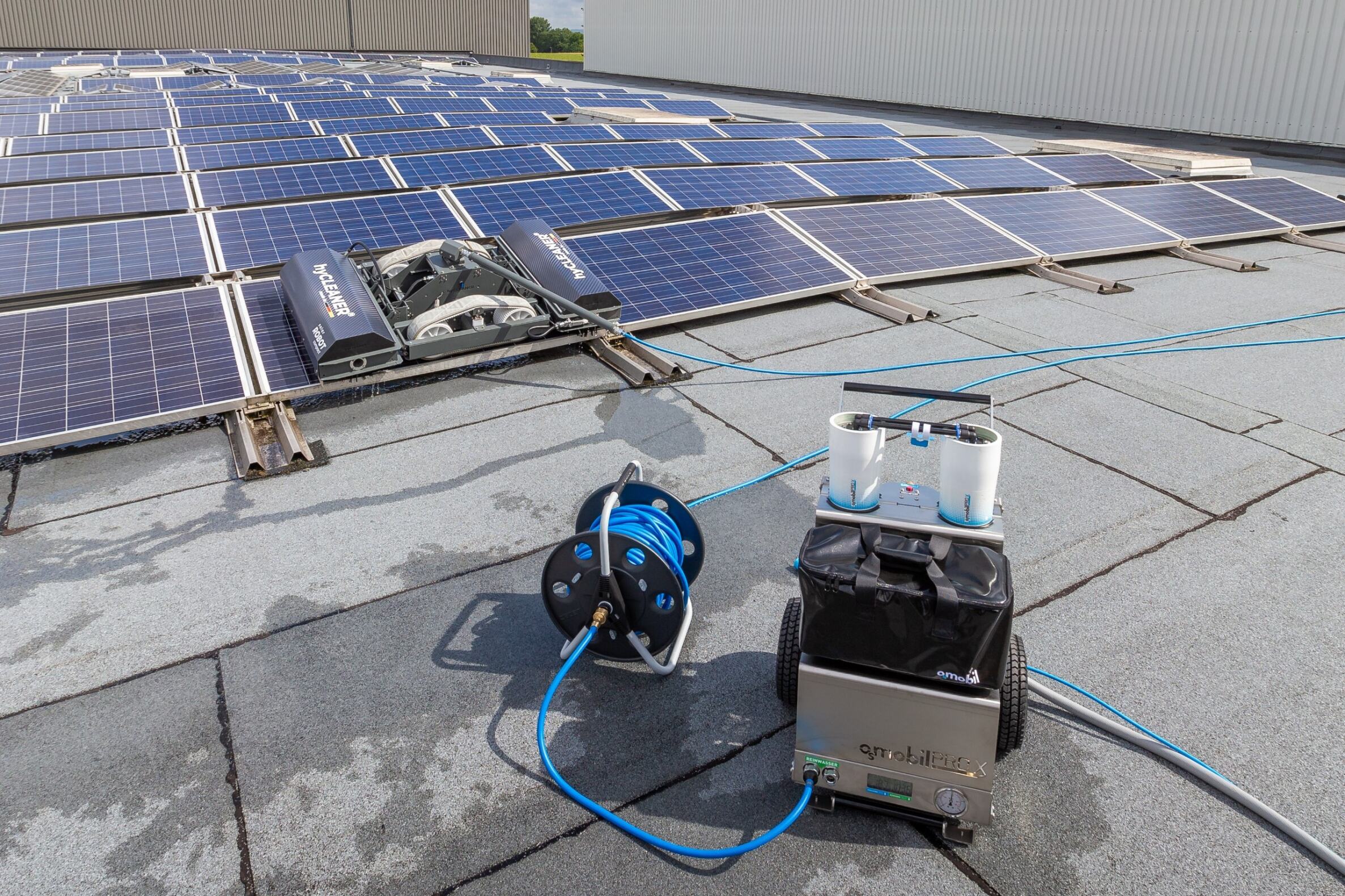 Osmose-Reinigung: Ein Reinigungsroboter säubert Solarpaneele und wird dabei durch eine Osmoseanlage mit Osmosewasser versorgt.