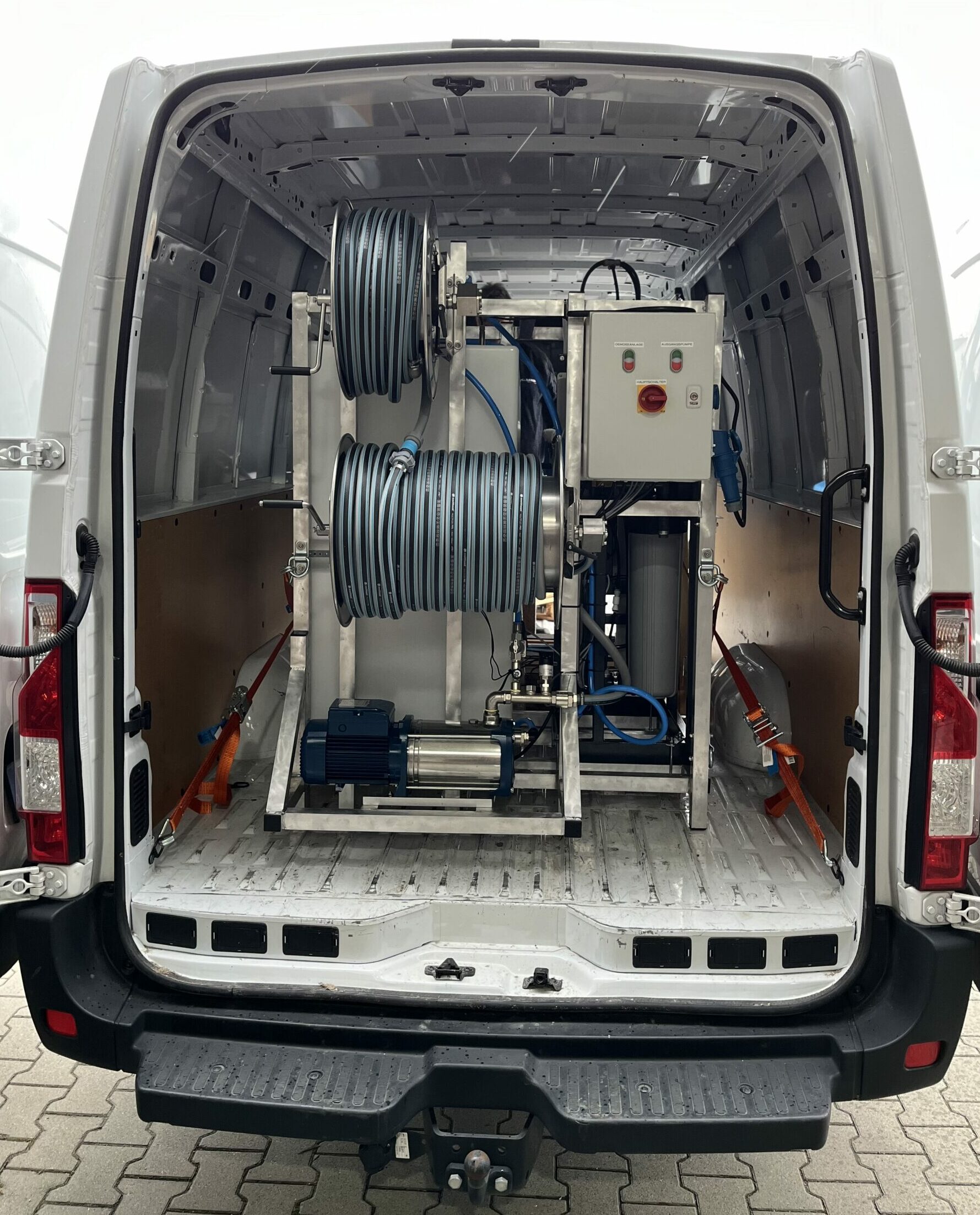 Van equipped with osmosis deep cleaning system
