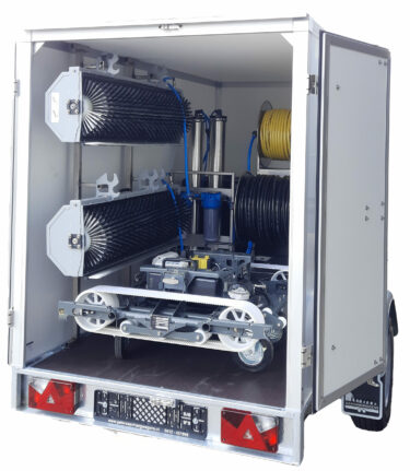 Professional cleaning system trailer with reverse osmosis, robot, hoses