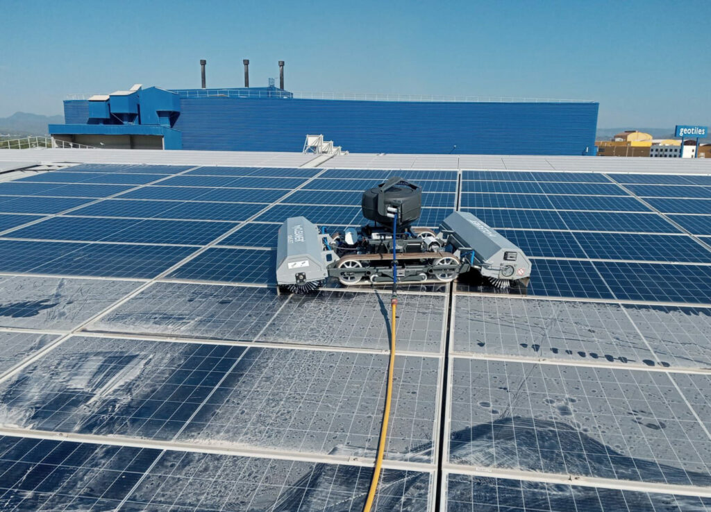 Solaranlage reinigen mit PV Reinigungsroboter