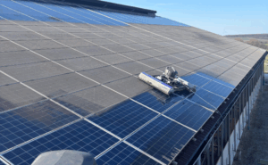 El robot de limpieza solarROBOT pro limpia una instalación fotovoltaica