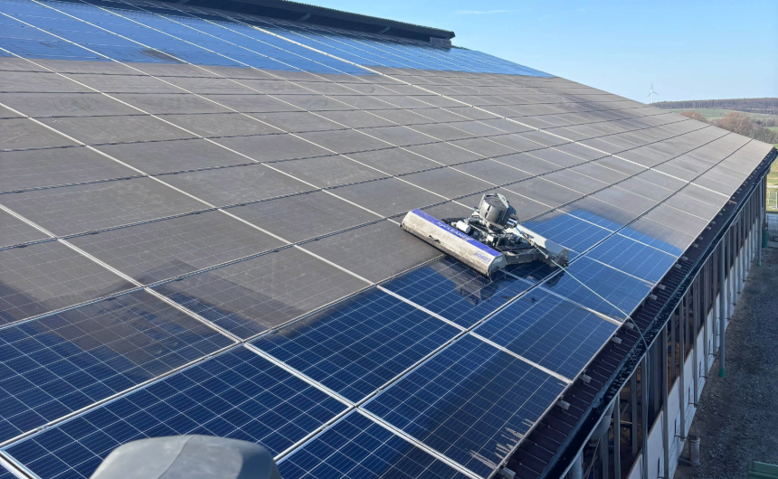 Der Reinigungsroboter solarROBOT pro reinigt eine PV-Anlage