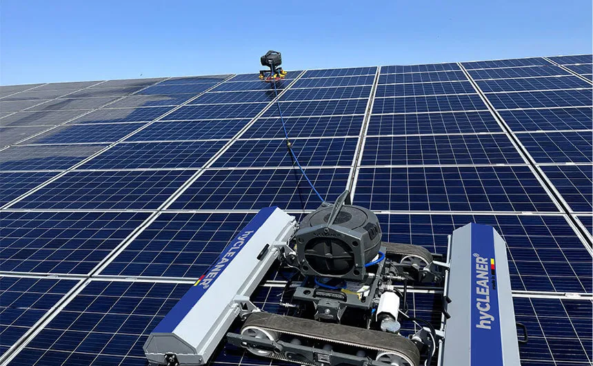 Der Reinigungsroboter solarROBOT pro reinigt eine PV-Anlage