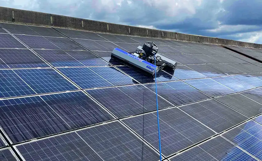 hyCleaner Reinigungsroboter solarROBOT pro reinigt eine verschmutzte PV-Anlage