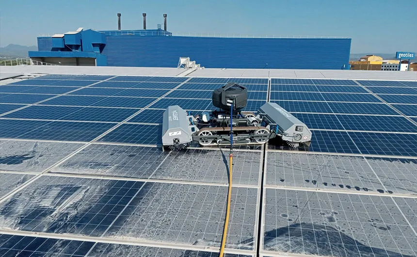 hyCleaner Reinigungsroboter solarROBOT pro reinigt eine verschmutzte PV-Anlage