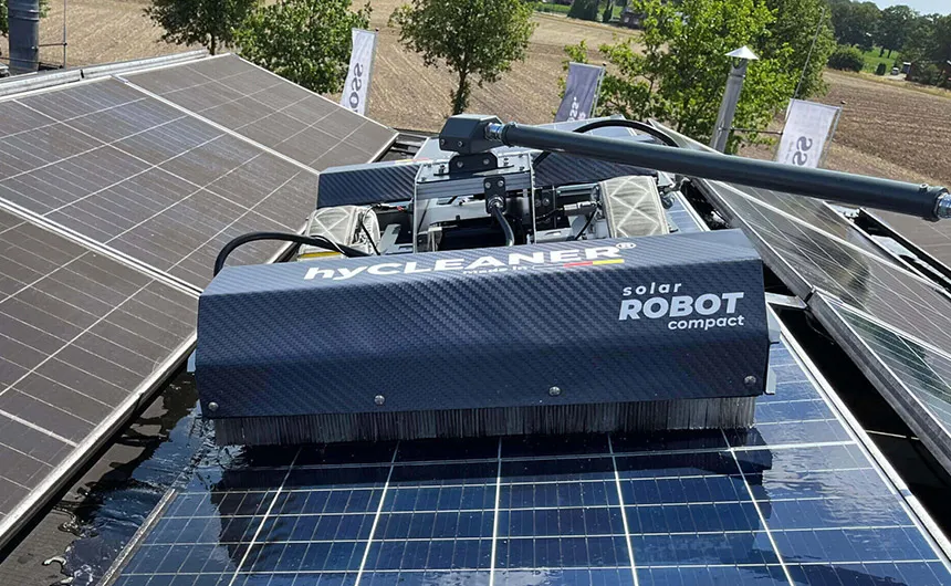 hyCleaner Reinigungsroboter solarROBOT compact reinigt eine PV-Anlage