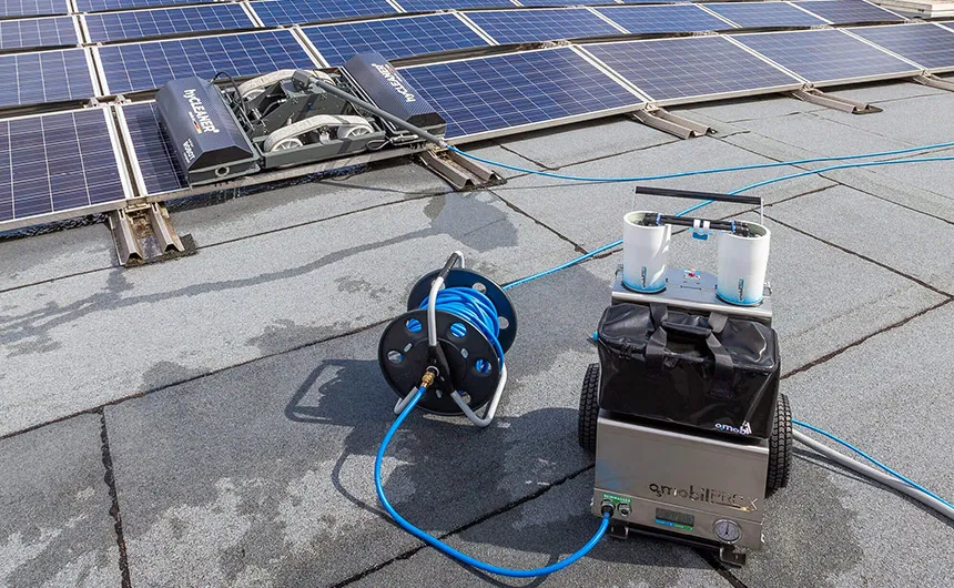 Nettoyage par osmose avec un solarROBOT compact - À côté se trouve un Osmobil Pro X