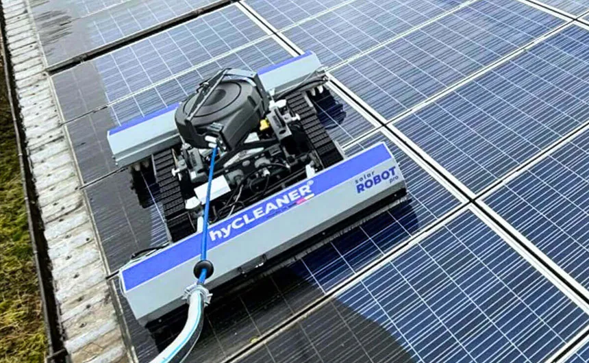 hyCleaner Reinigungsroboter solarROBOT pro reinigt eine PV-Anlage