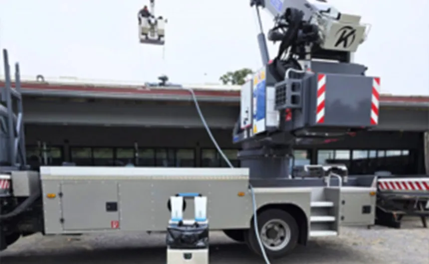 Kran plaziert einen Reinigungsroboter