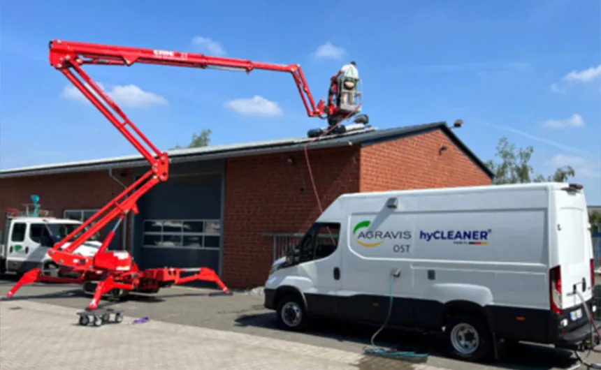 CMC-Arbeitsbühne in Vollansicht und ausgeklappt - Dahinter der hyCleaner Van