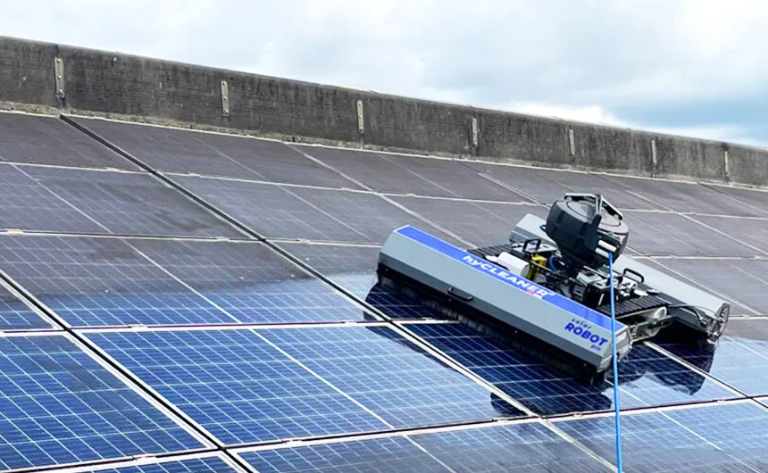 De solarROBOT pro reinigt een PV-installatie