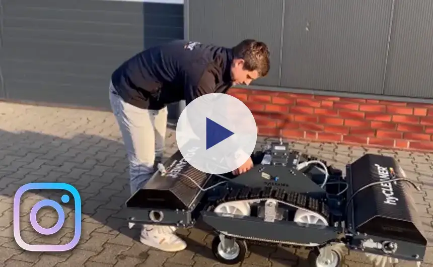 hyCleaner Mitarbeiter kontrolliert den solarROBOT compact