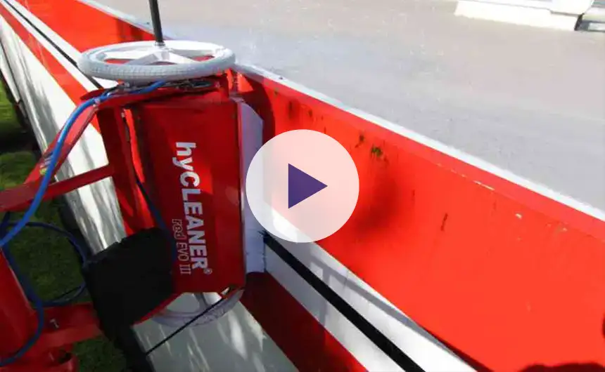 Robot de nettoyage facadeBRUSH h-line au travail sur une façade