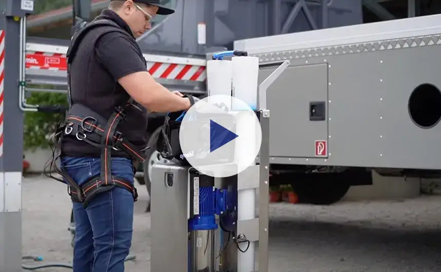 hyCleaner Mitarbeiter bereitet eine Reinigung vor am Osmobil MAX