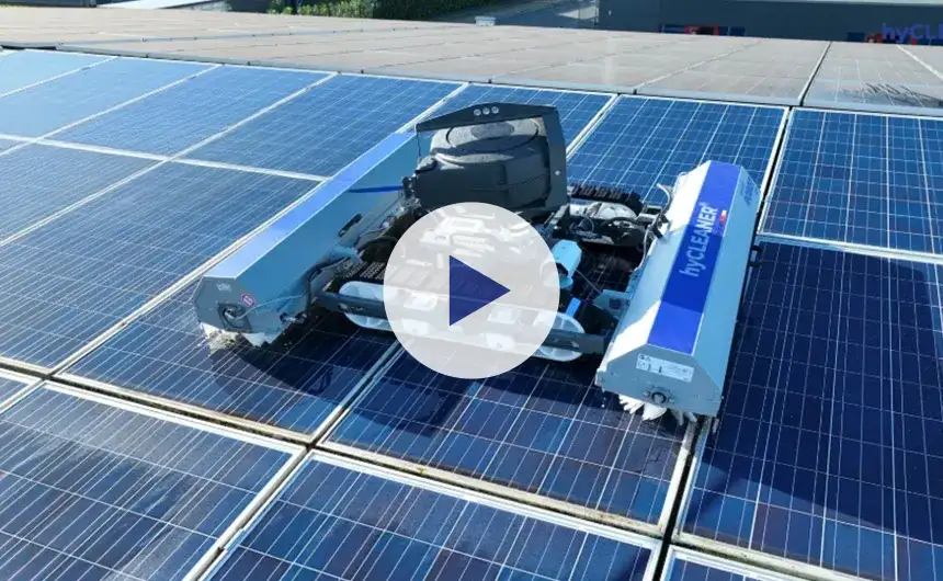 Der Reinigungsroboter solarROBOT pro reinigt eine PV-Anlage