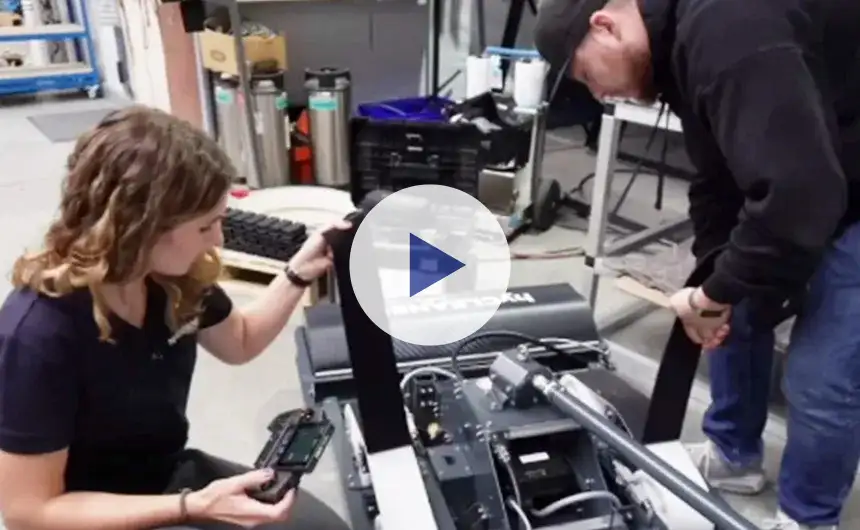 Auswechslung eines Traktionsbands durch hyCleaner Mitarbeiter