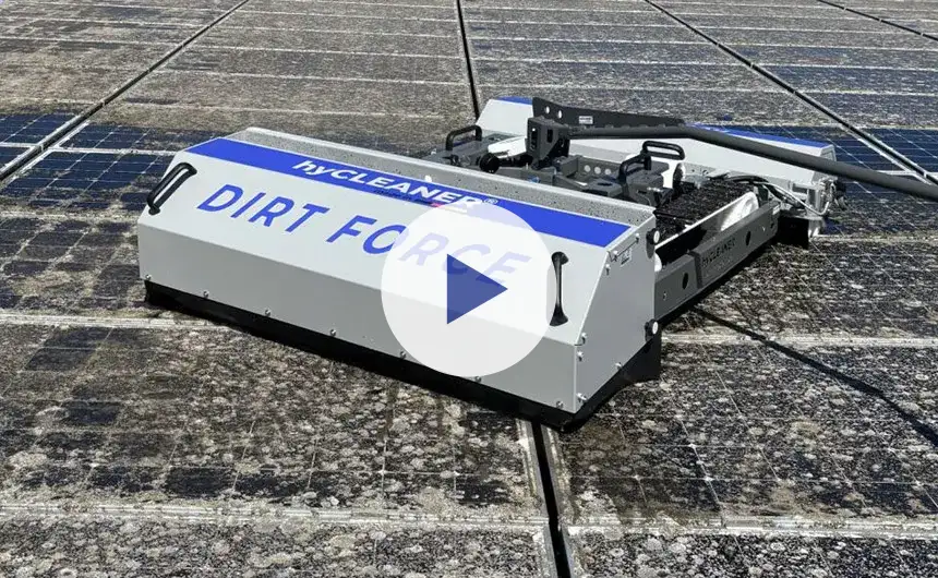 Der Reinigungsroboter DIRT FORCE reinigt eine stark verschmutzte PV-Anlage