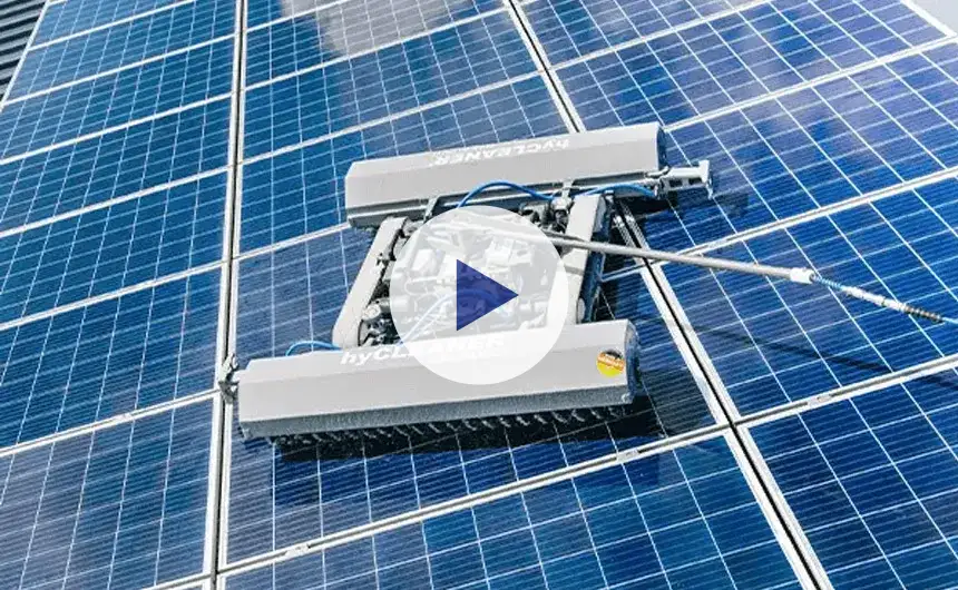 Le robot de nettoyage solarROBOT pro nettoie une installation photovoltaïque