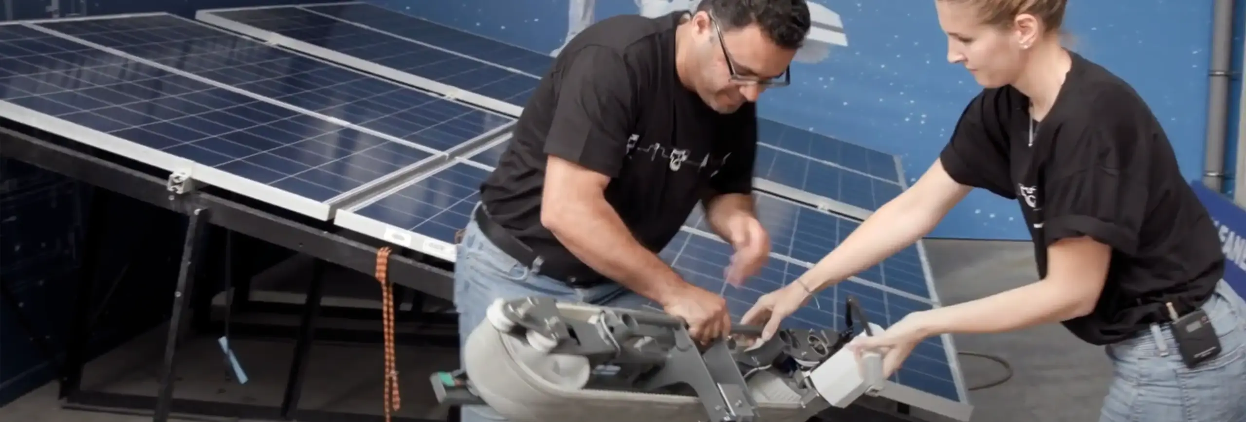 Deux personnes travaillent sur un solarROBOT pro