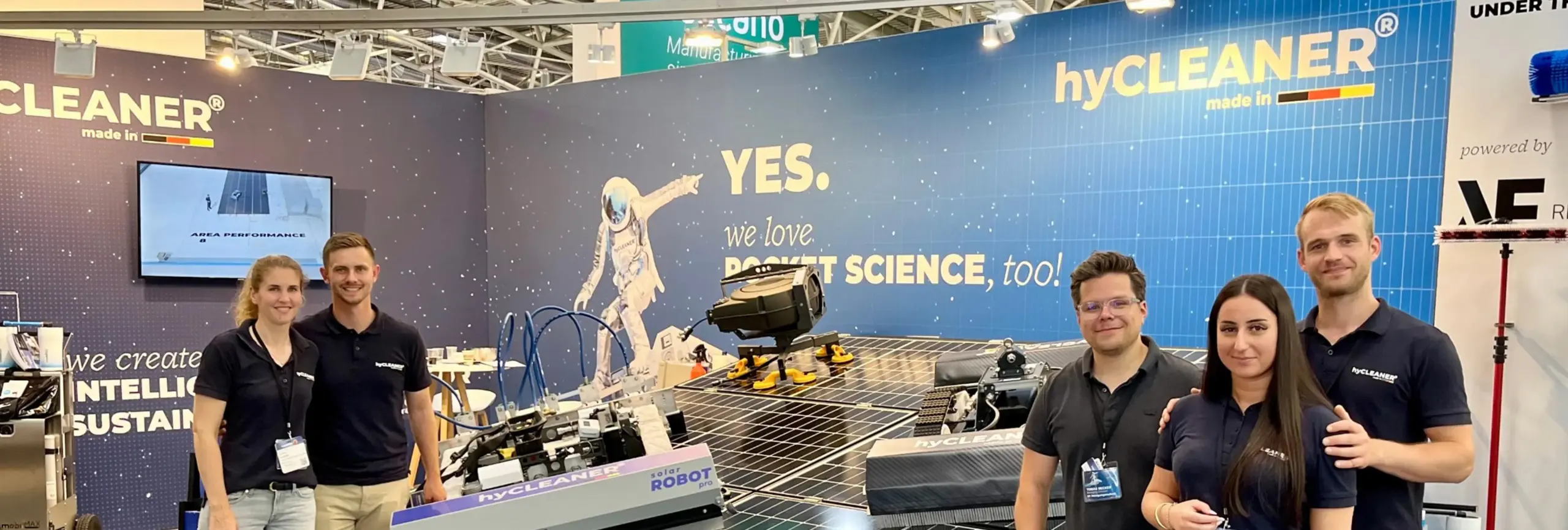 Empleado de hyCleaner delante de un stand de feria