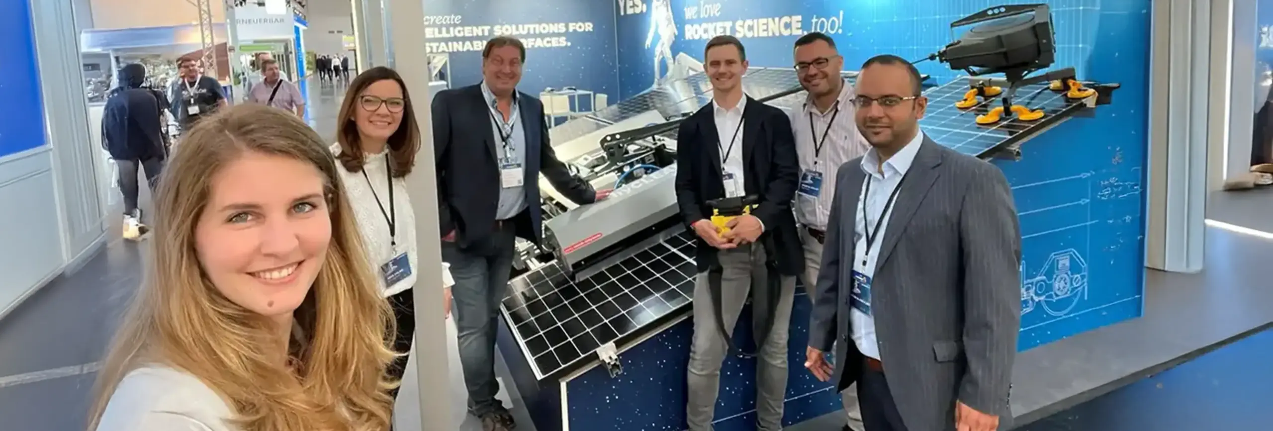 Selfie einiger Personen an einem hyCleaner Messestand