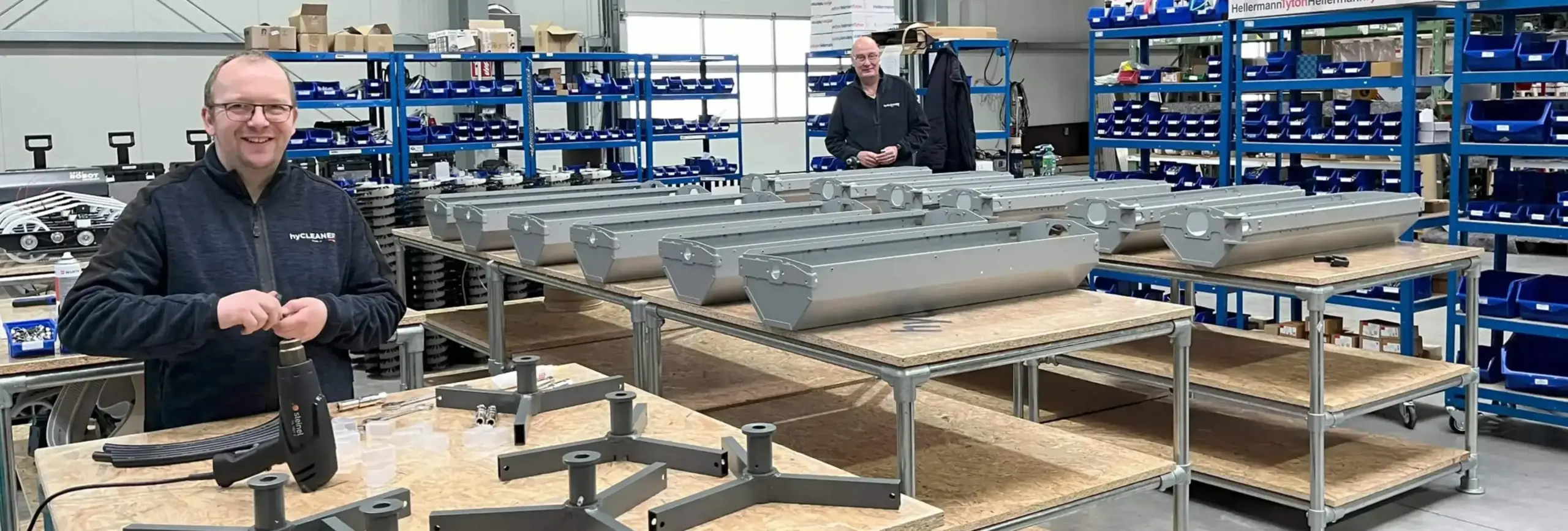 Twee hyCleaner medewerkers in een productiehal