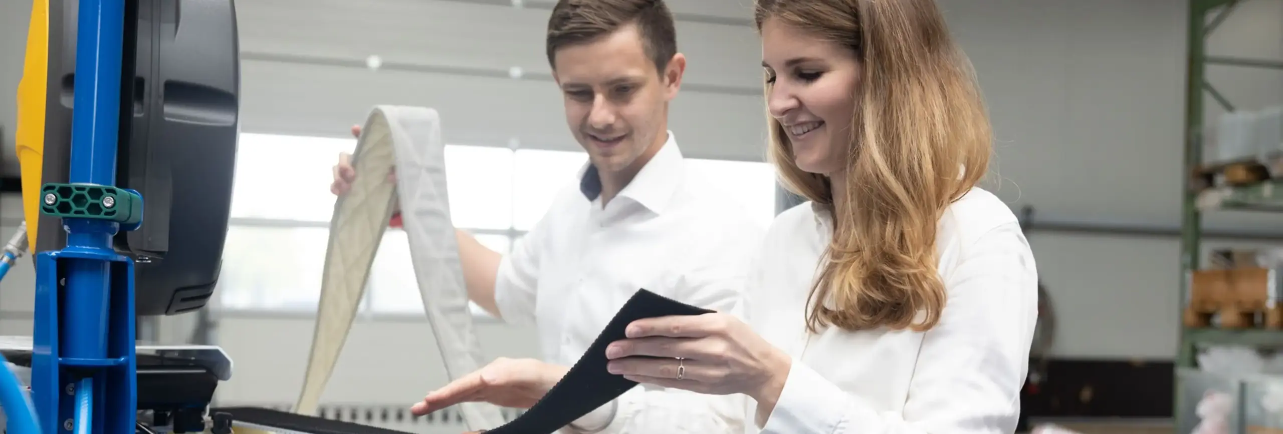 Twee hyCleaner medewerkers installeren een tractieband