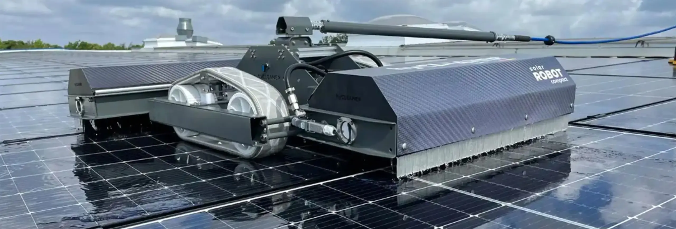 Der Reinigungsroboter solarROBOT compact reinigt eine PV-Anlage