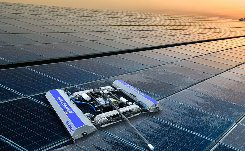 Robot de limpieza solarROBOT pro en una planta fotovoltaica