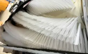 Primer plano extremo de un cepillo de un robot de limpieza hyCleaner