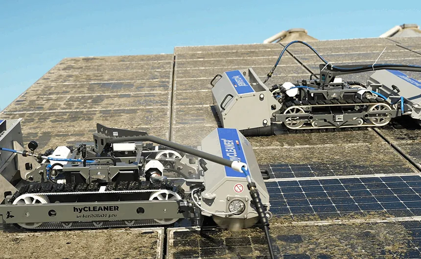 Zwei Reinigungsroboter reinigen eine PV-Anlage