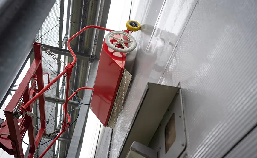 Cleaning robot facadeBRUSH v-line cleans a facade