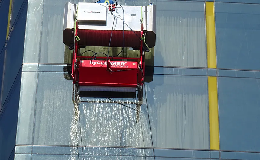 Le robot de nettoyage facadeBRUSH v-line nettoie une façade en verre