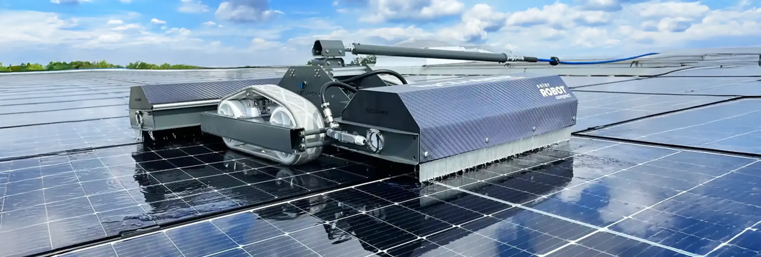Reinigingsrobot solarROBOT compact in gebruik op PV-dakinstallatie