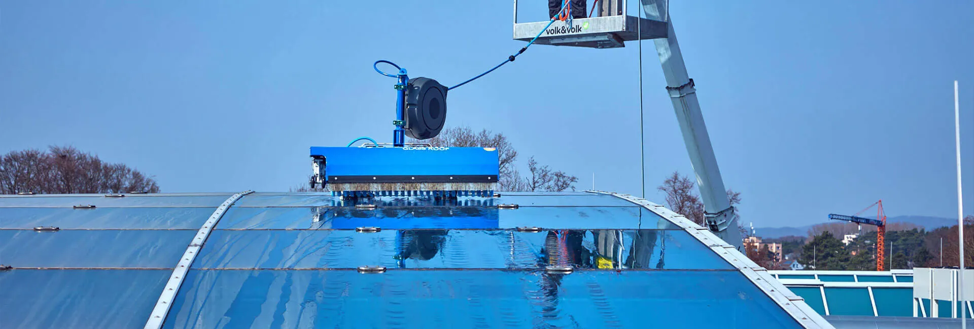 Reinigungsroboter glassROBOT reinigt ein gewölbtes Glasdach