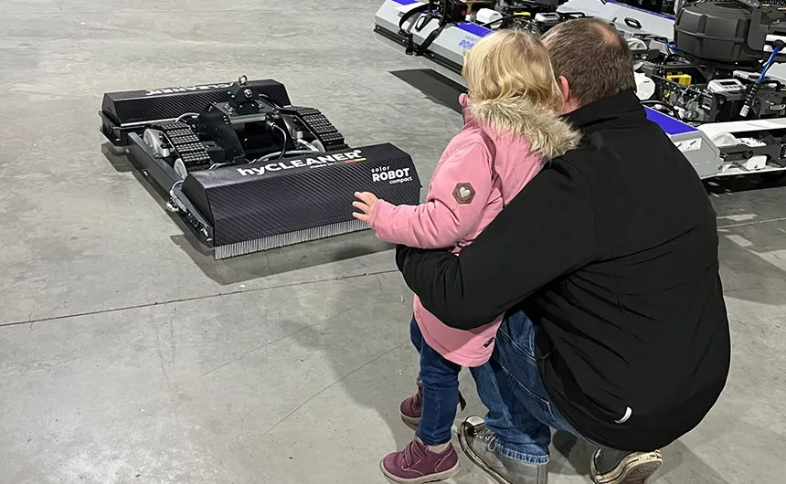 Een kind krijgt de solarROBOT compact gedemonstreerd