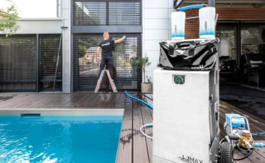 hyCleaner medewerker bij reinigingswerkzaamheden