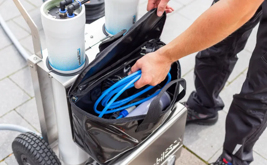 hyCleaner medewerker aan het werk met een Osmobil Pro X