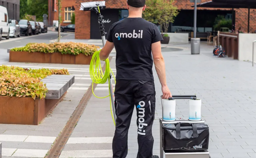 hyVleaner Mitarbeiter auf dem Weg zur Reinigungsarbeit