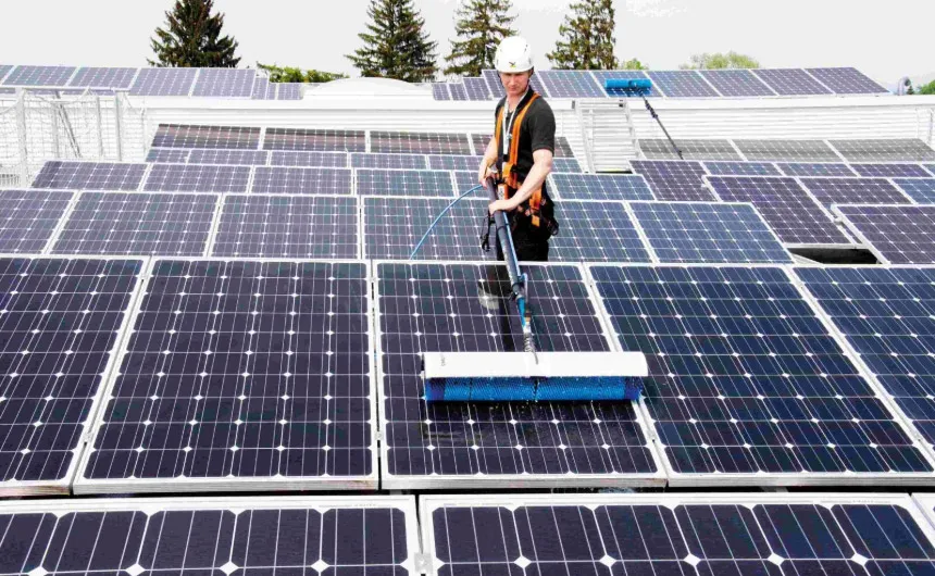 hyCleaner Mitarbeiter reinigt PV-Analge mit Handbürstensystem