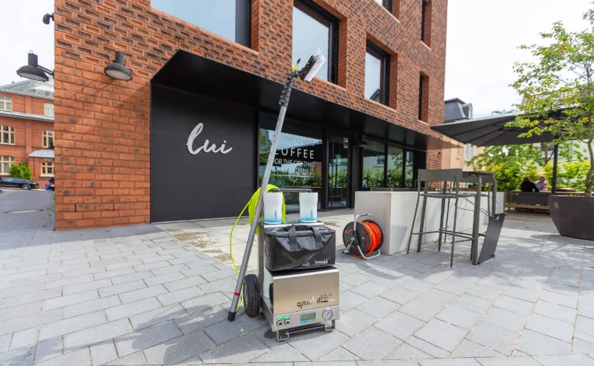 Osmobil Pro X steht vor einem Gebäude