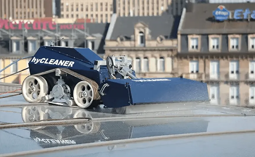 The cleaning robot hyCLEANER Blue Evo cleans a glass roof