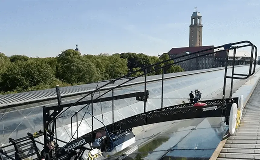 Cleaning of the curved glass roof at Berlin-Spandau Station