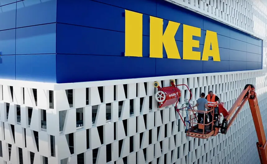 Reiniging met de facadeBRUSH v-line op een IKEA-gebouwgevel