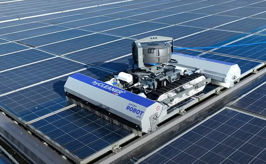 Reinigingsrobot solarROBOT prp in gebruik op PV-dakinstallatie