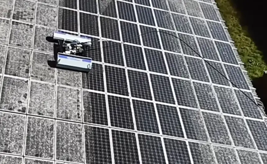 The cleaning robot DIRT FORCE cleans a heavily soiled PV system