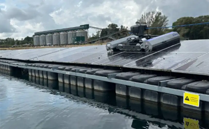 hyCleaner cleaning robot solarROBOT pro cleans a PV system on water