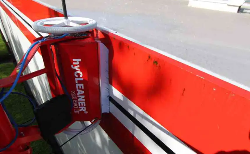 Reinigungsroboter facadeBRUSH h-line beim Reinigungsvorgang